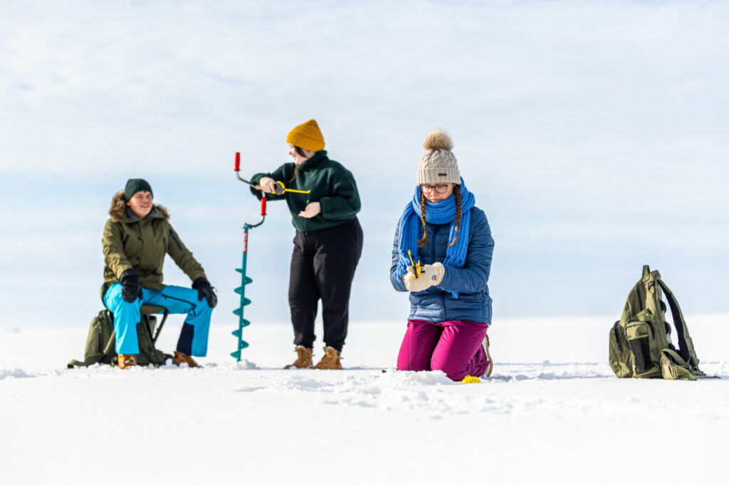 nuoria jäällä pilkillä