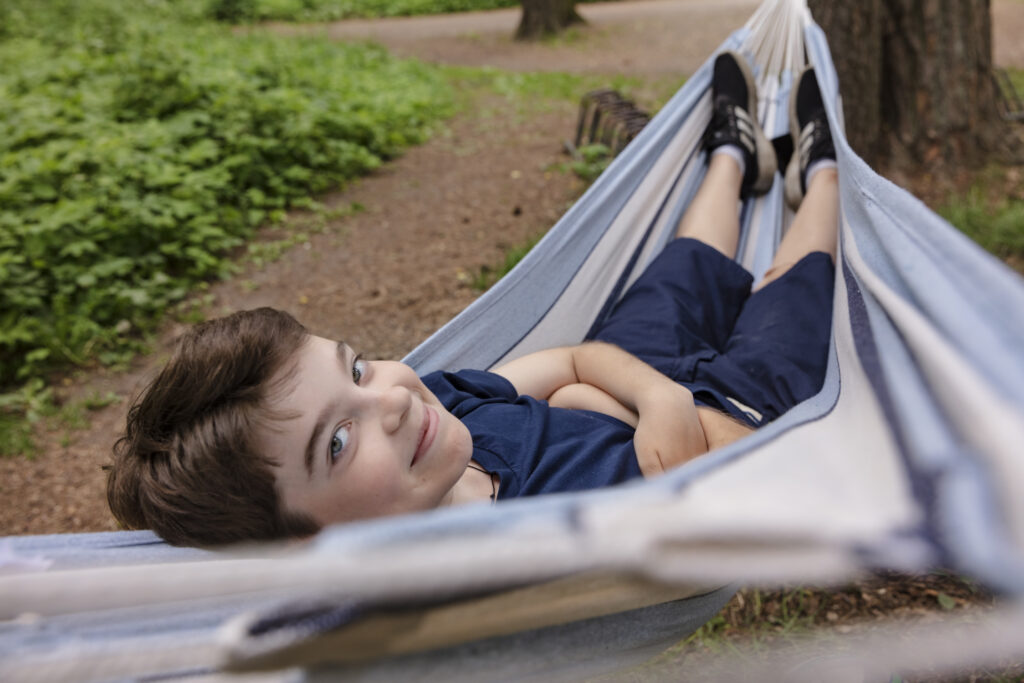 poika makoilee riippumatossa