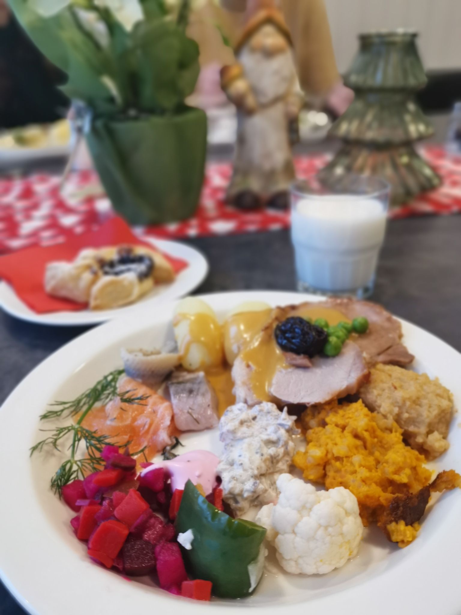 lautasellinen jouluruokaa