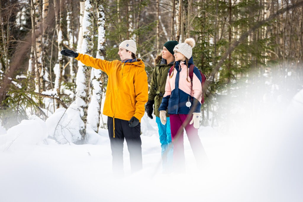 Neljä nuorta talvisessa maisemassa