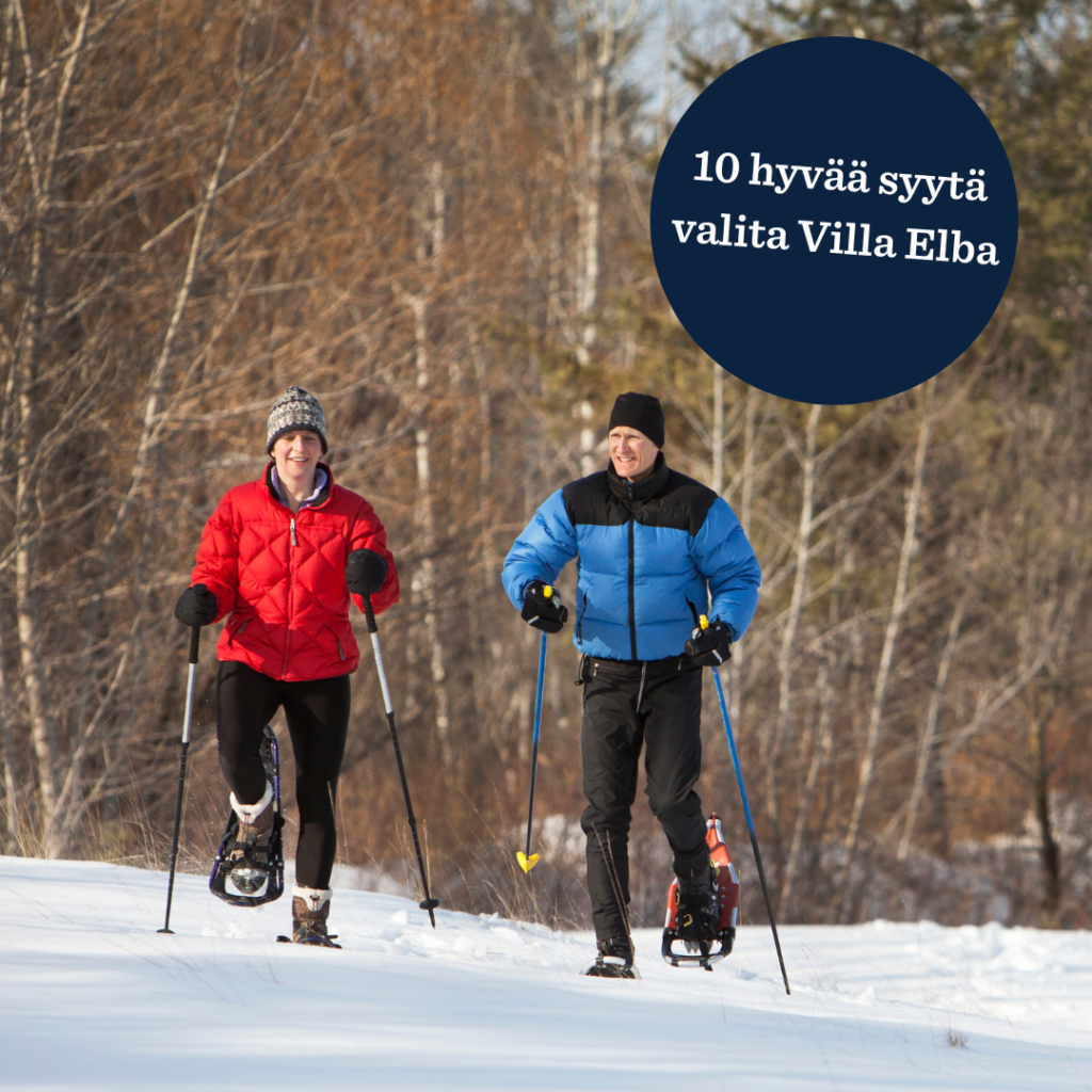 kaksi ihmistä lumikenkäilemässä