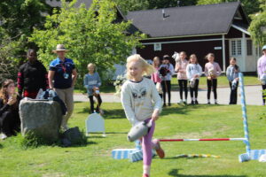 tyttö ratsastaa kepparilla