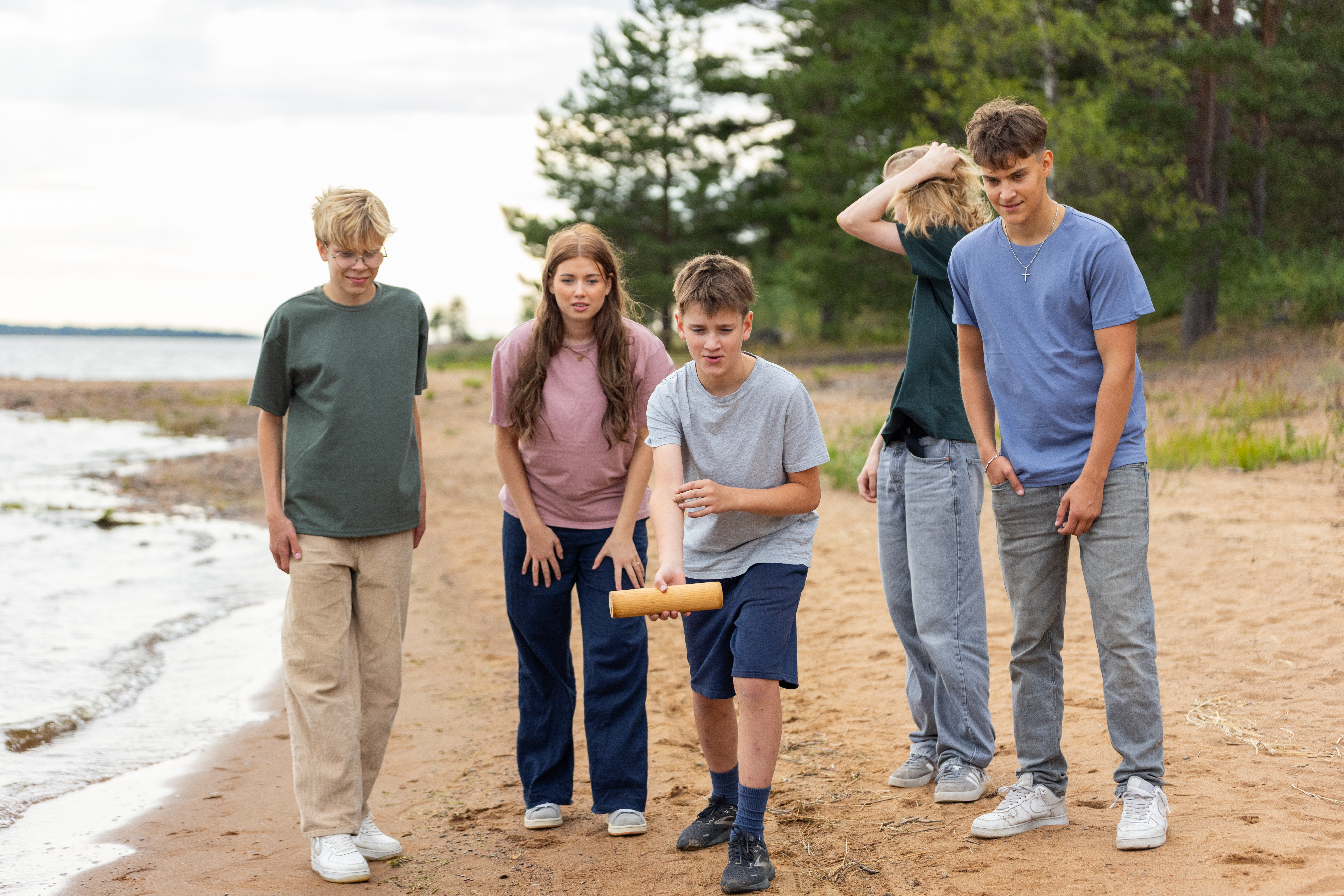 Lapsia rannalla pelaamassa mölkkyä