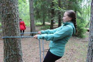 Naine tekee jumppaliikettä