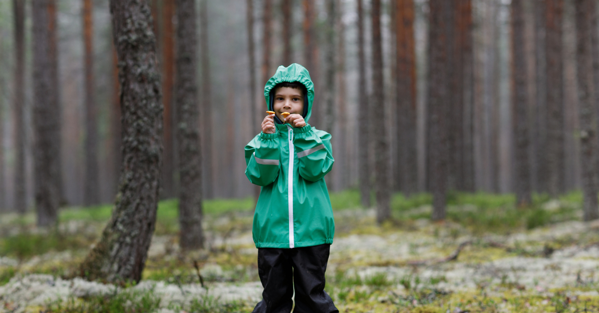 poika metsässä
