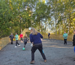 ihmiset pelaamassa jalkapalloa