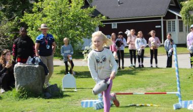 tyttö ratsastaa kepparilla