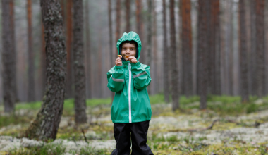 poika metsässä