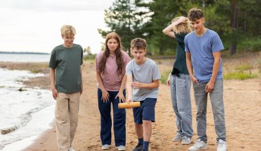 Lapsia rannalla pelaamassa mölkkyä
