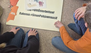 lapset tekevät tehtäviä